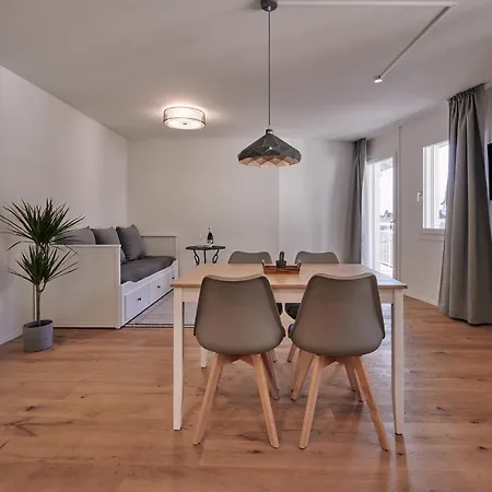Apartment Center With Mountain View *